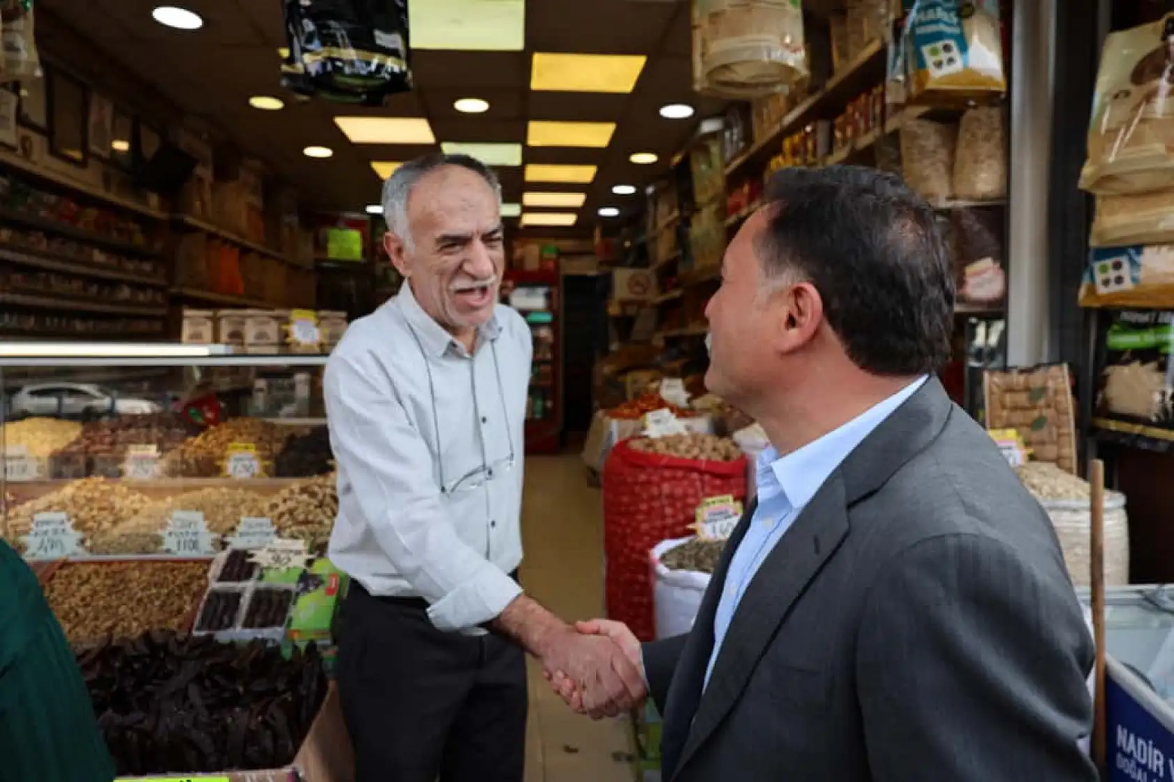 Kayserili esnaf Vali'yi görünce kolonya tuttu!