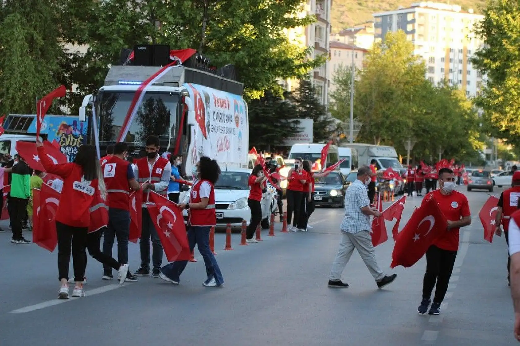 Vatandaş 7'den 70'e İstiklal Marşı okudu