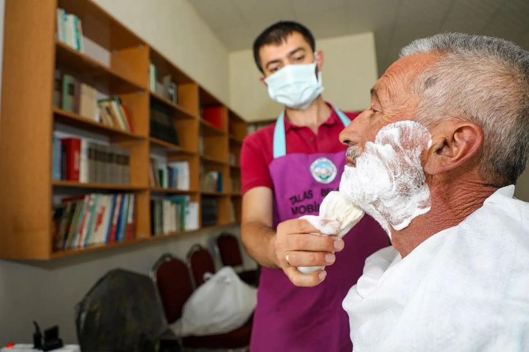 Kırsalda ücretsiz tıraş ediyorlar
