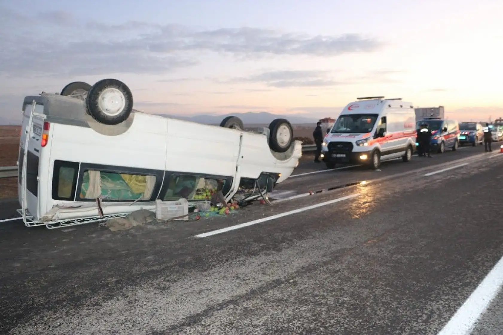 Minibüs devrildi: 1'i çocuk 11 yaralı