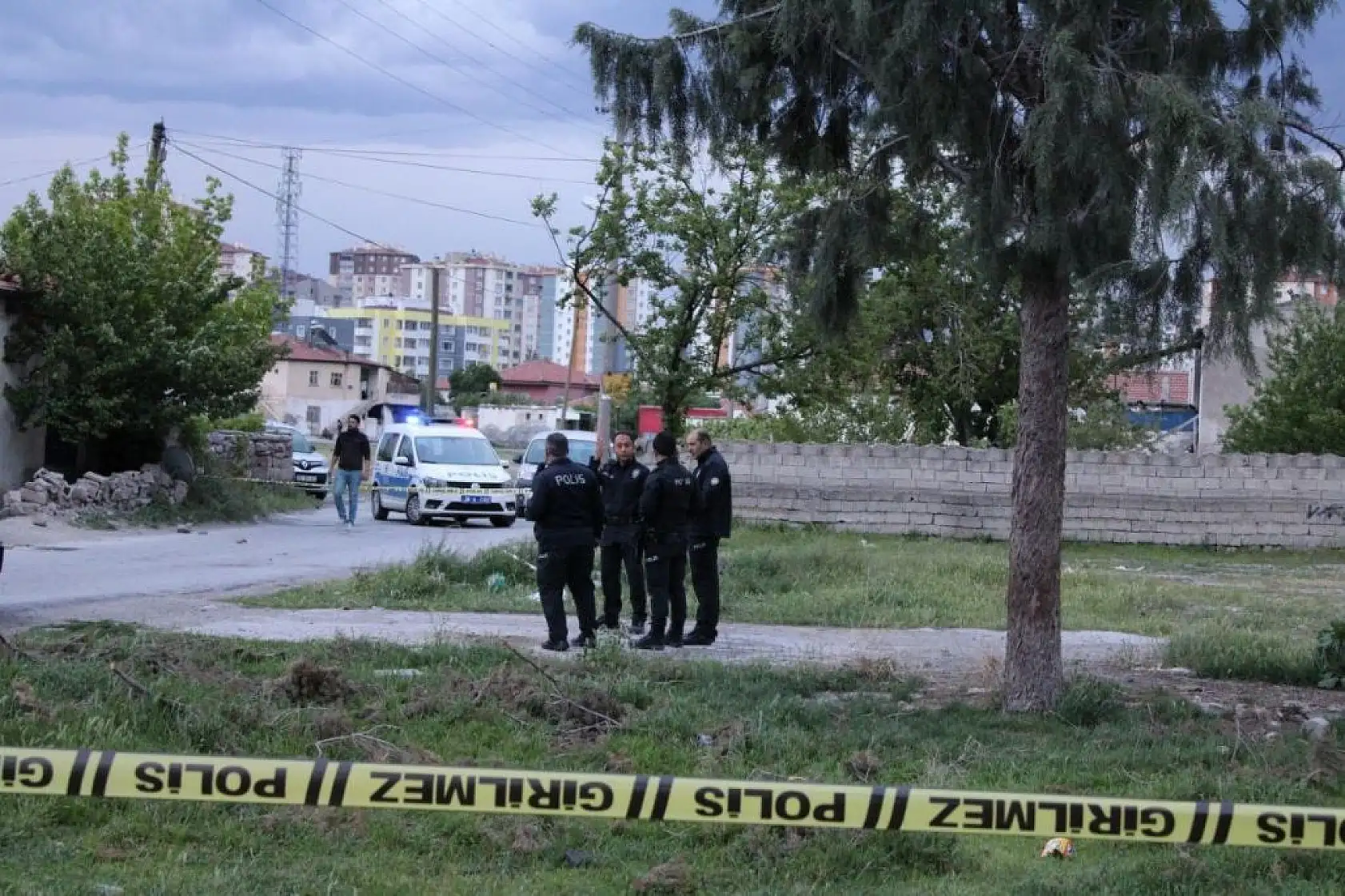 Halı sahada tüfekle vuruldu