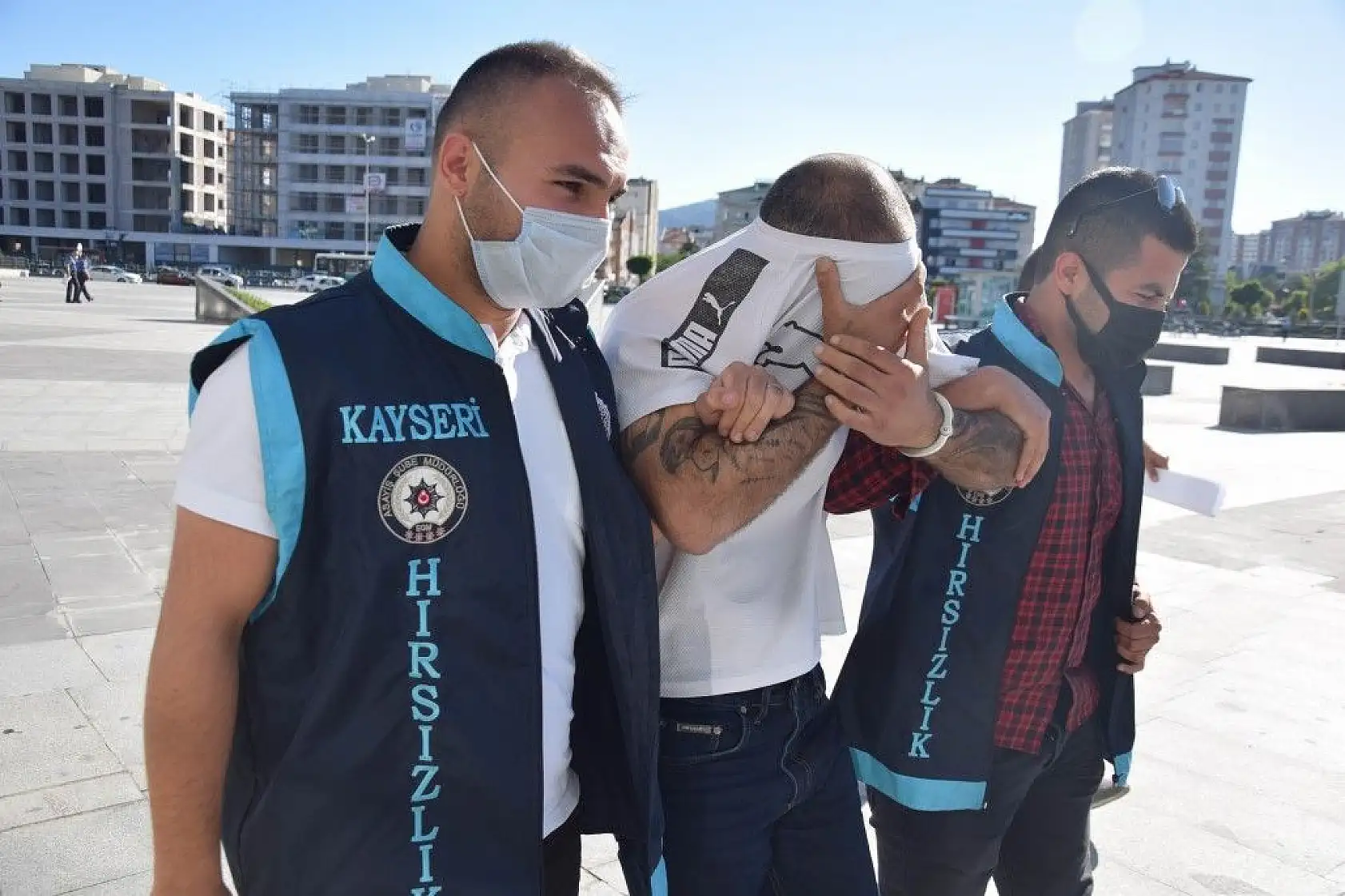 Balkon hırsızı yakalandı!