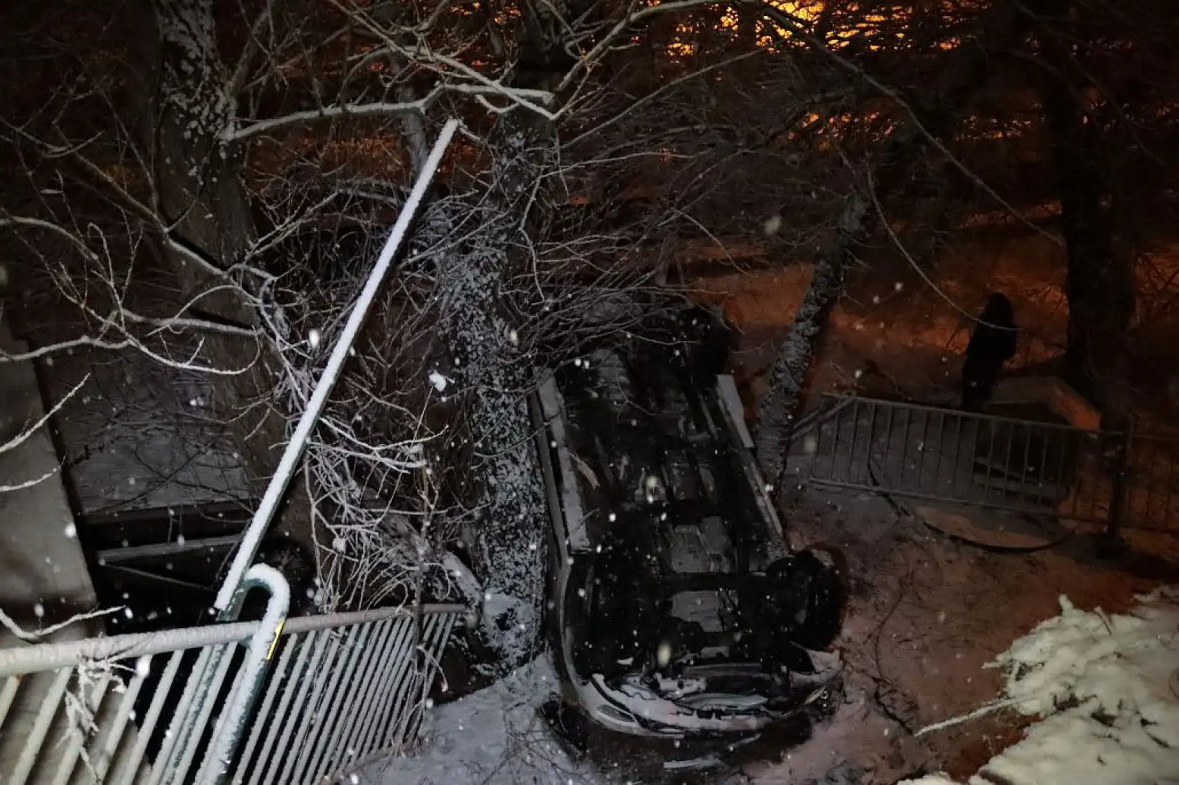 Otomobil bahçeye uçtu