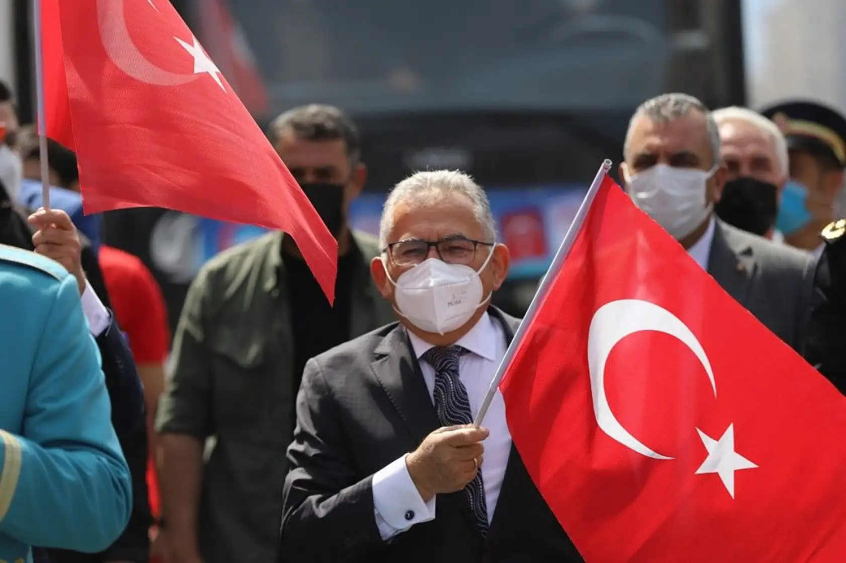 Kayseri'de balkonlarda 23 Nisan coşkusu