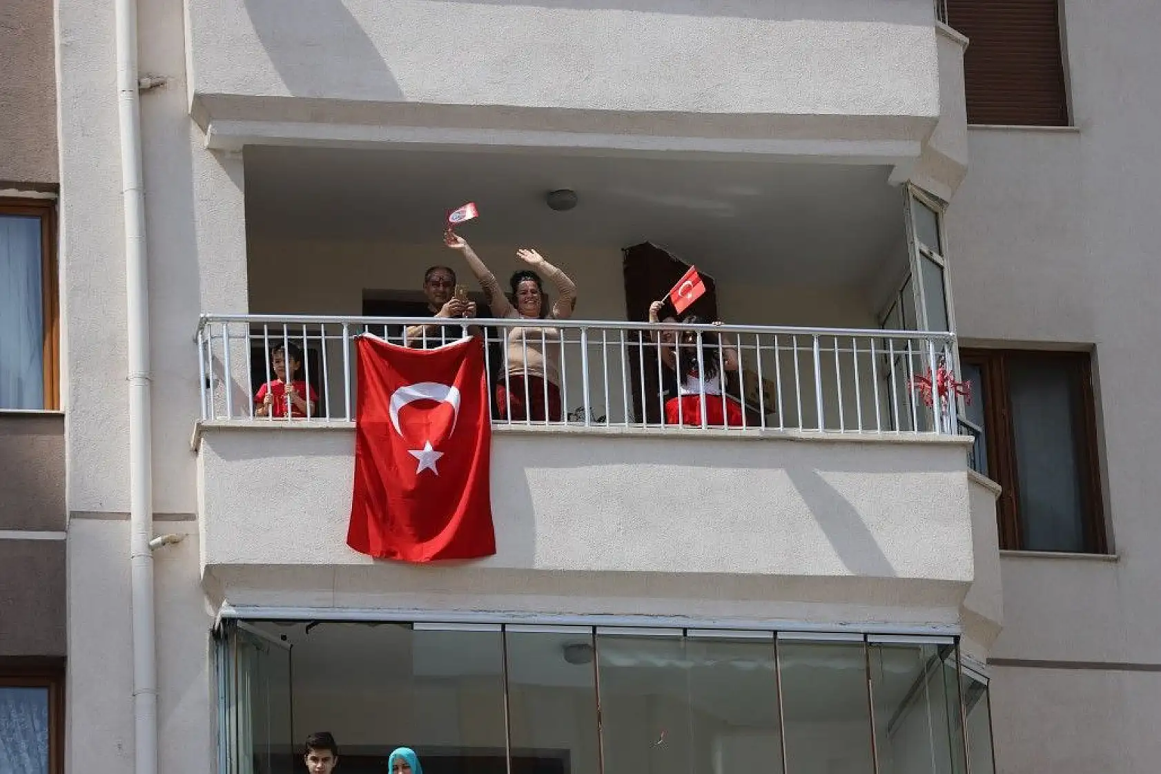 Kayseri'de balkonlarda 23 Nisan coşkusu