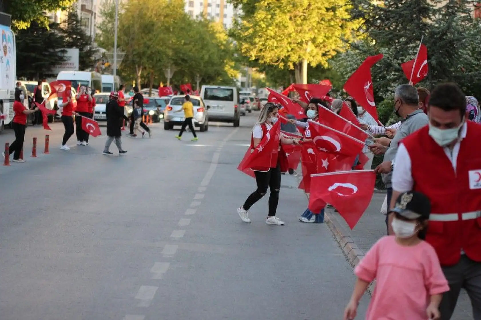 Vatandaş 7'den 70'e İstiklal Marşı okudu