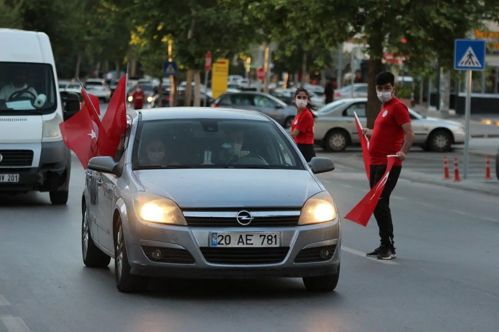 Vatandaş 7'den 70'e İstiklal Marşı okudu