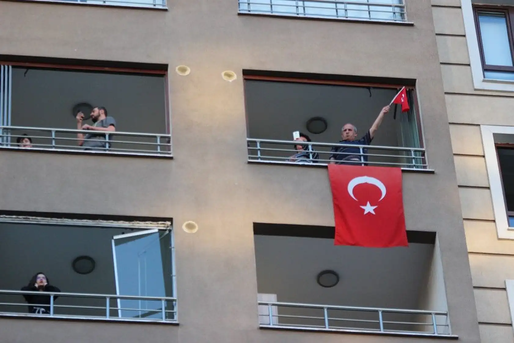 Vatandaş 7'den 70'e İstiklal Marşı okudu