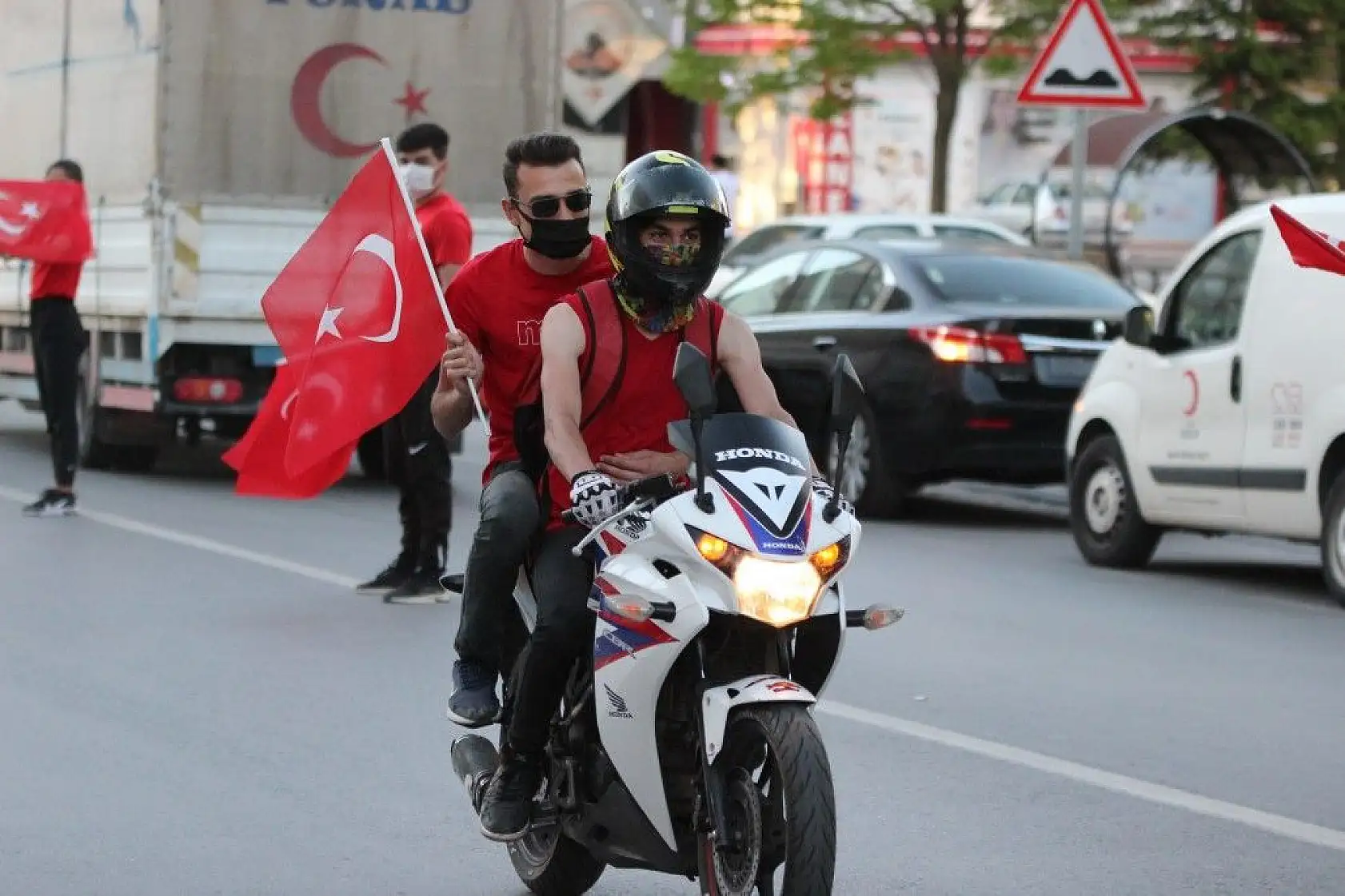 Vatandaş 7'den 70'e İstiklal Marşı okudu