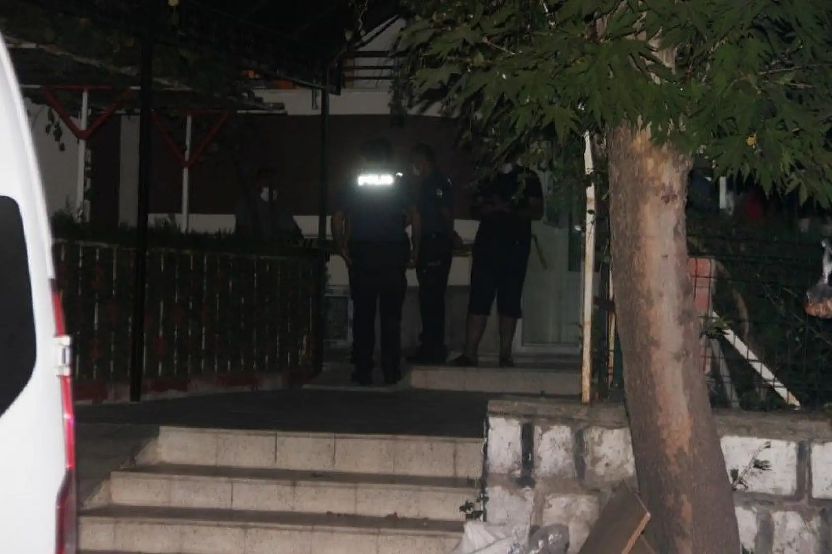 Balkondan düşerek ölmemiş, atılmış