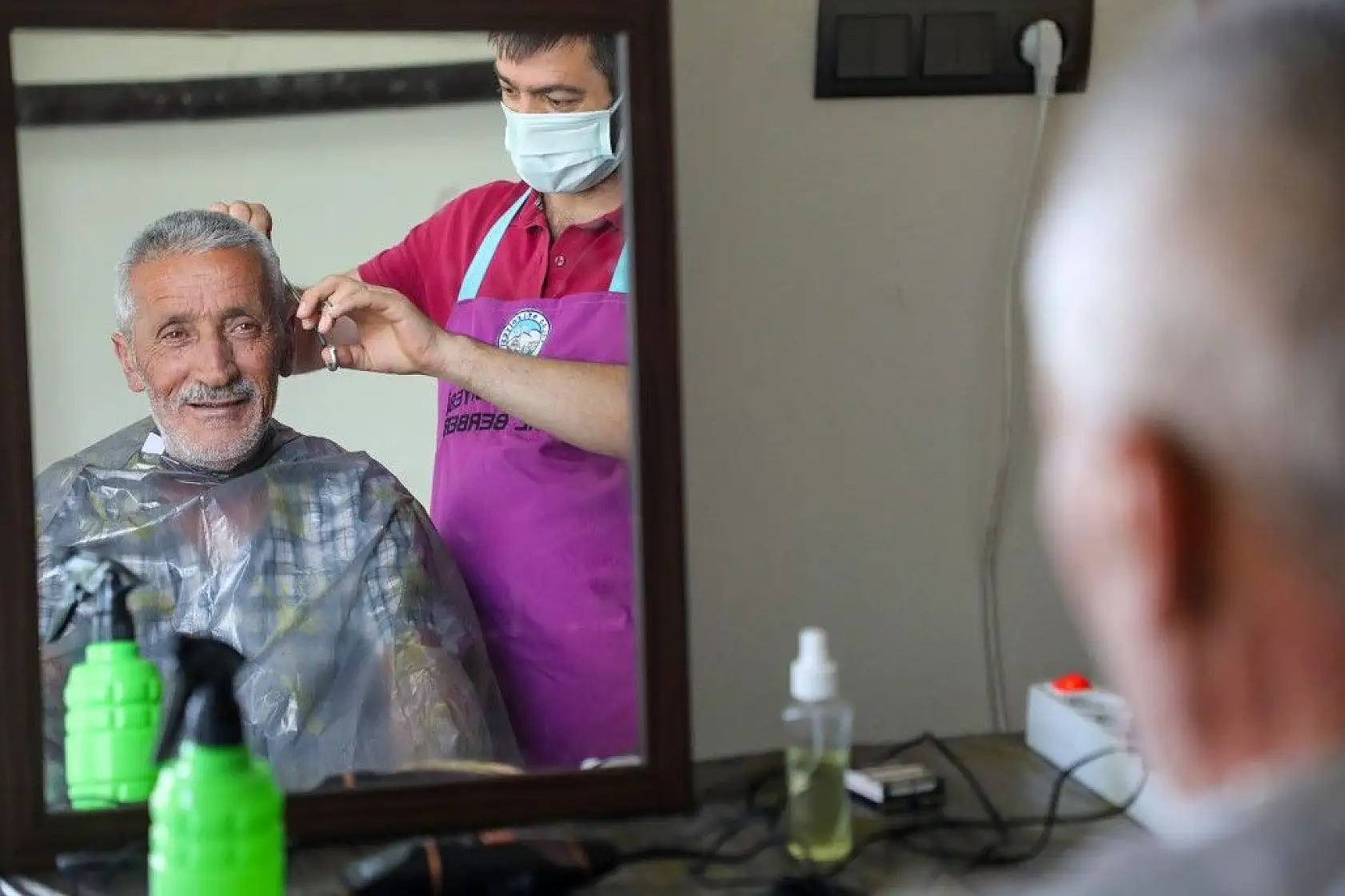 Kırsalda ücretsiz tıraş ediyorlar