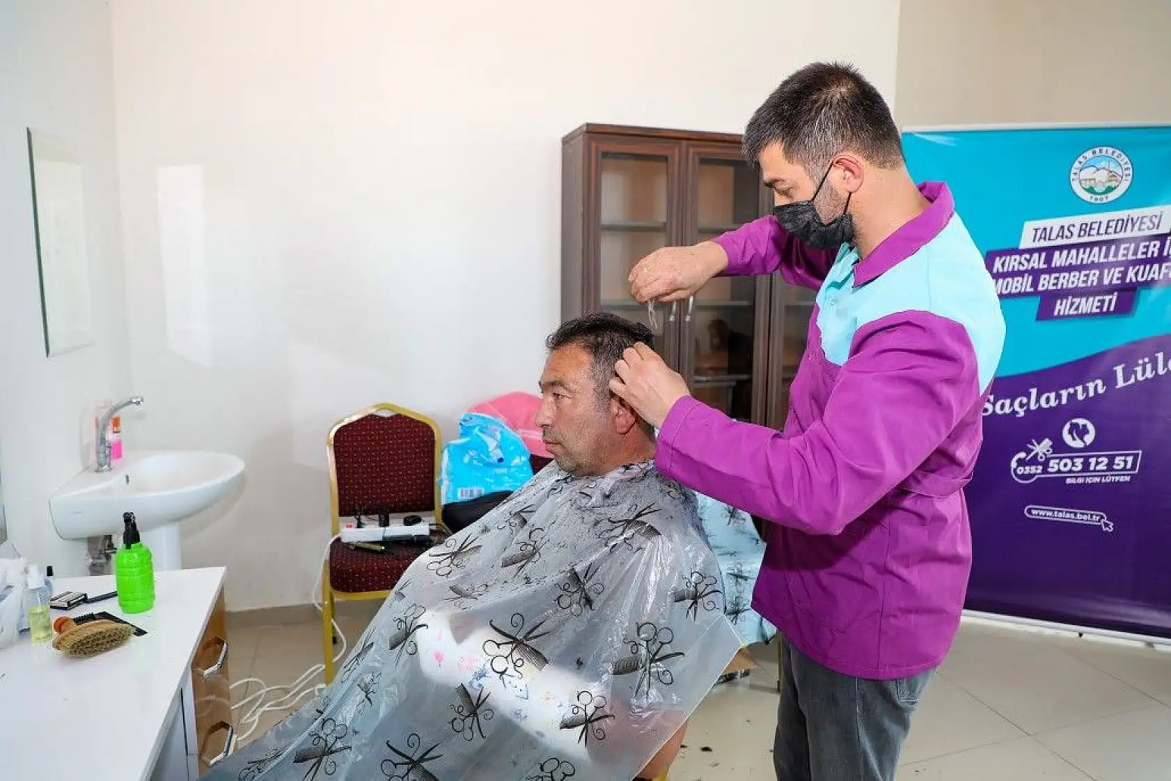 Kırsalda ücretsiz tıraş ediyorlar