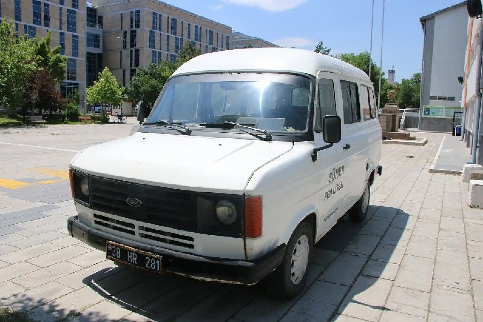 Bu da öğrencilerin 'Çiçek Abbas' minibüsü