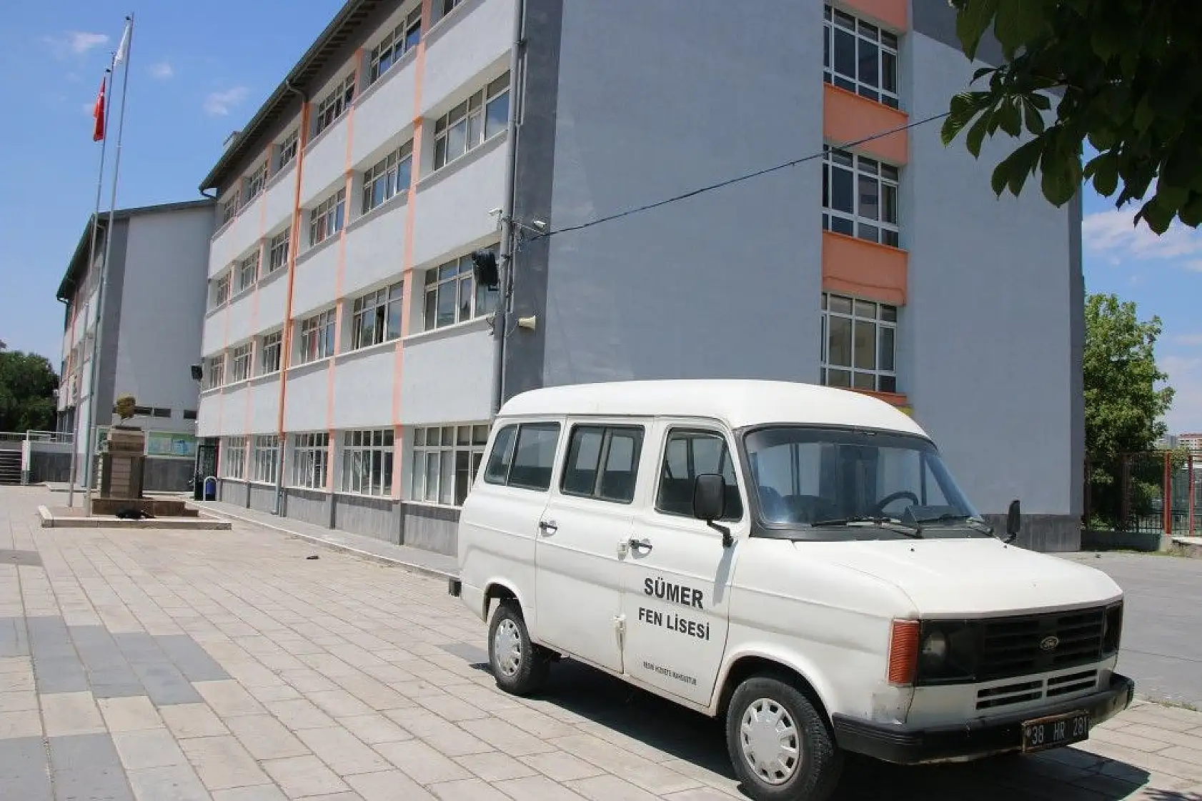 Bu da öğrencilerin 'Çiçek Abbas' minibüsü