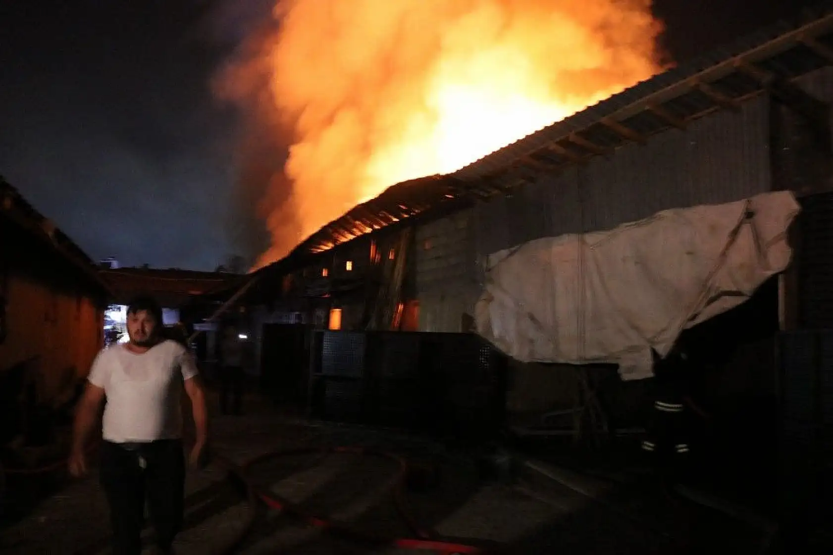 Metruk binadaki yangın söndürüldü