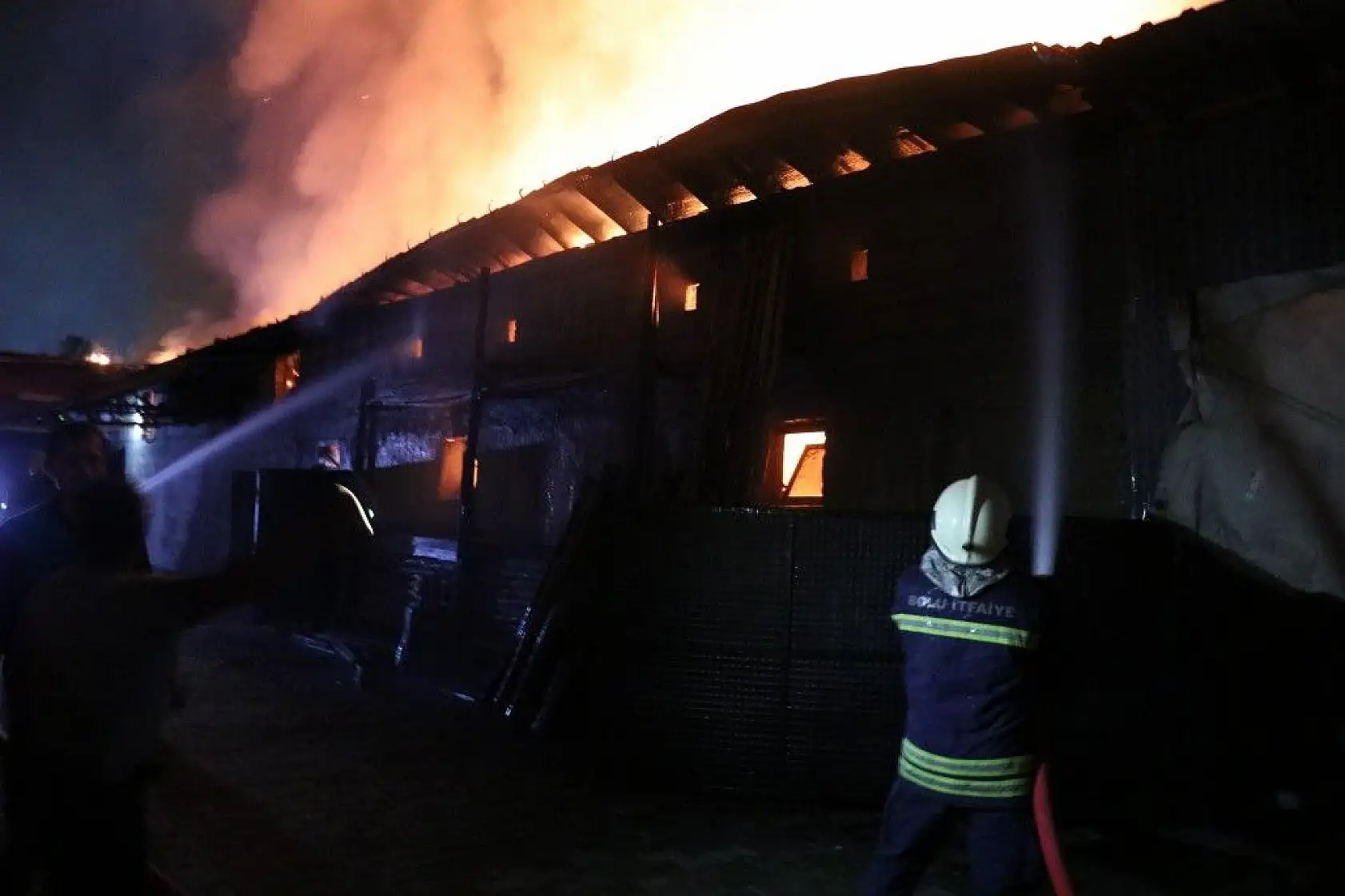 Metruk binadaki yangın söndürüldü