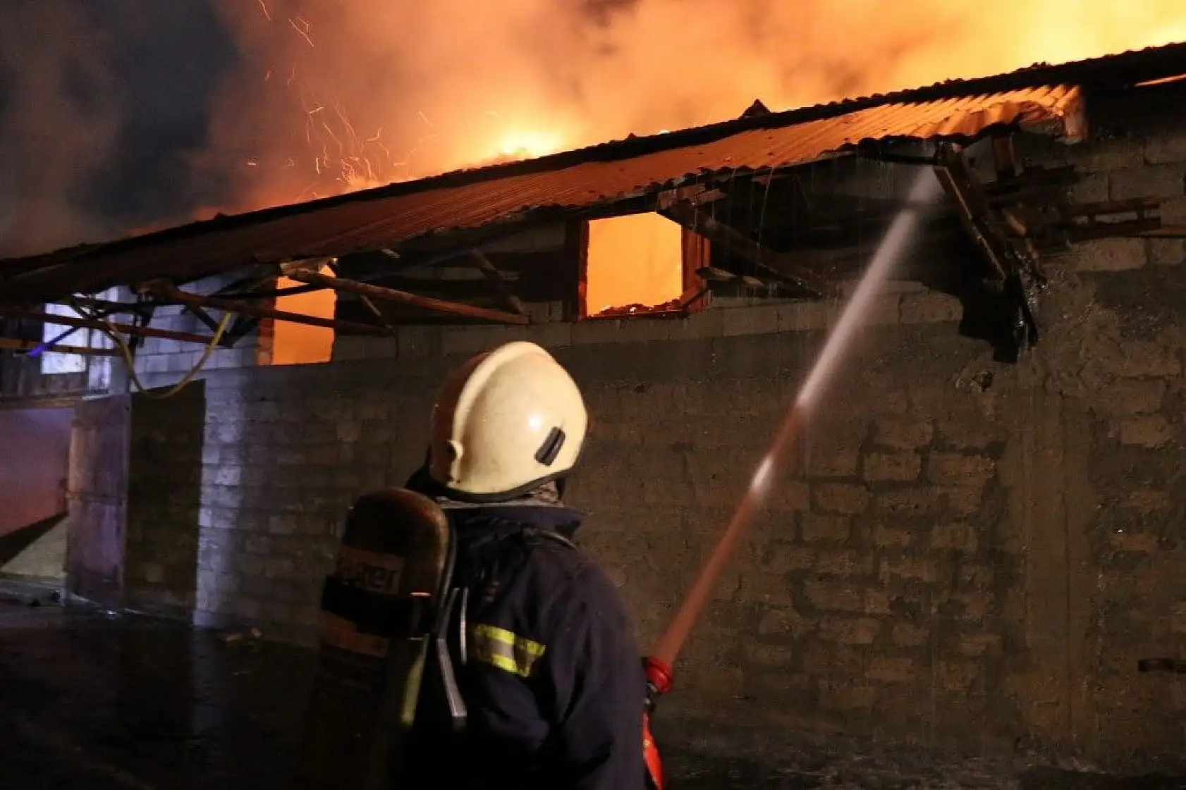 Metruk binadaki yangın söndürüldü