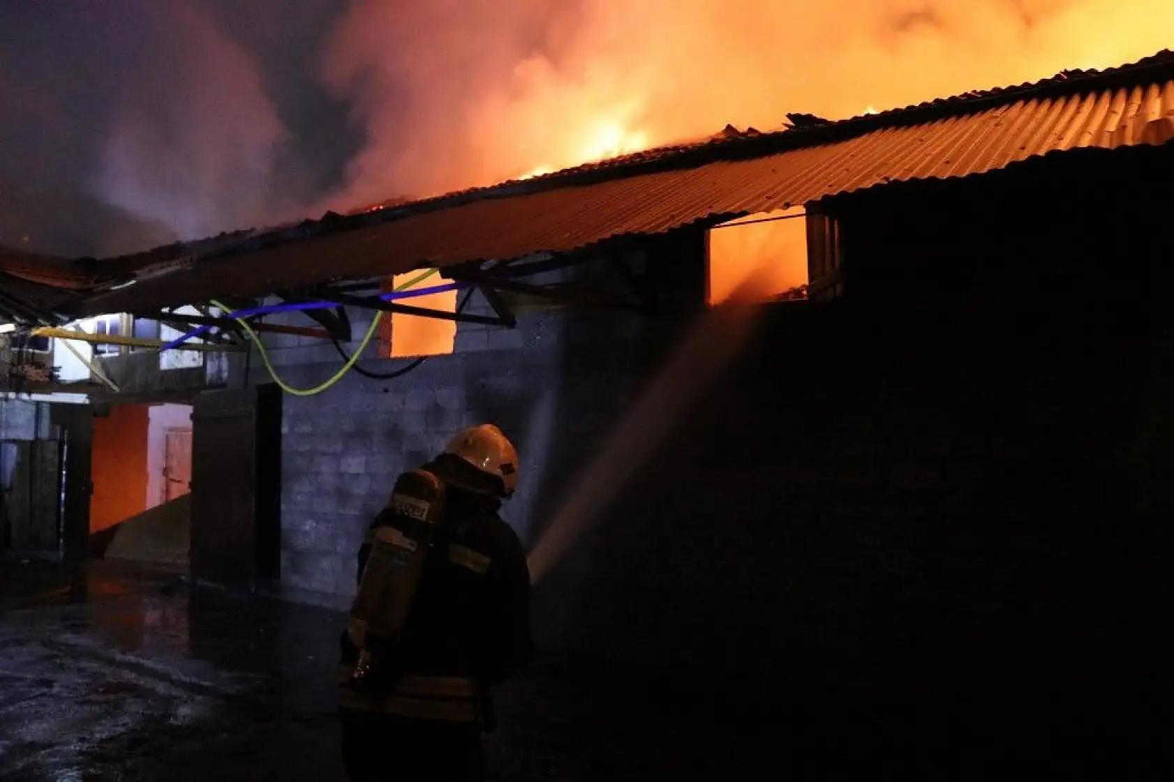 Metruk binadaki yangın söndürüldü