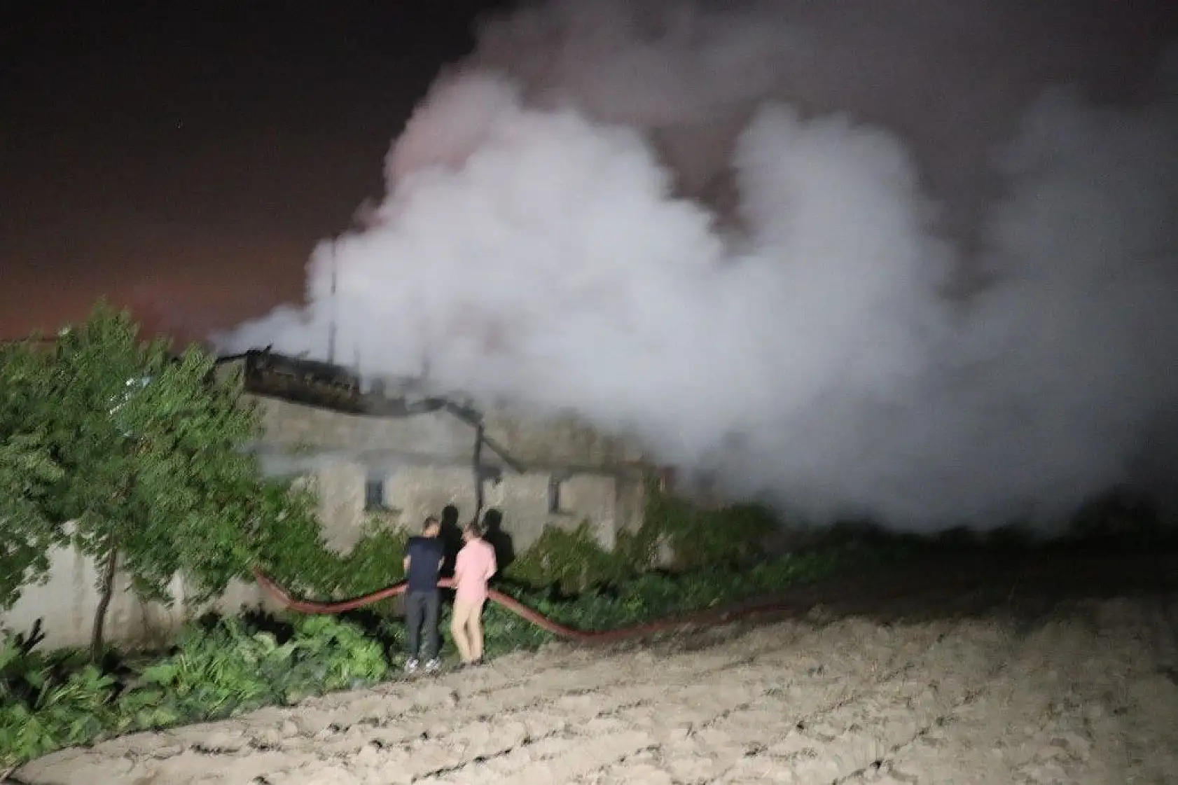 Metruk binadaki yangın söndürüldü