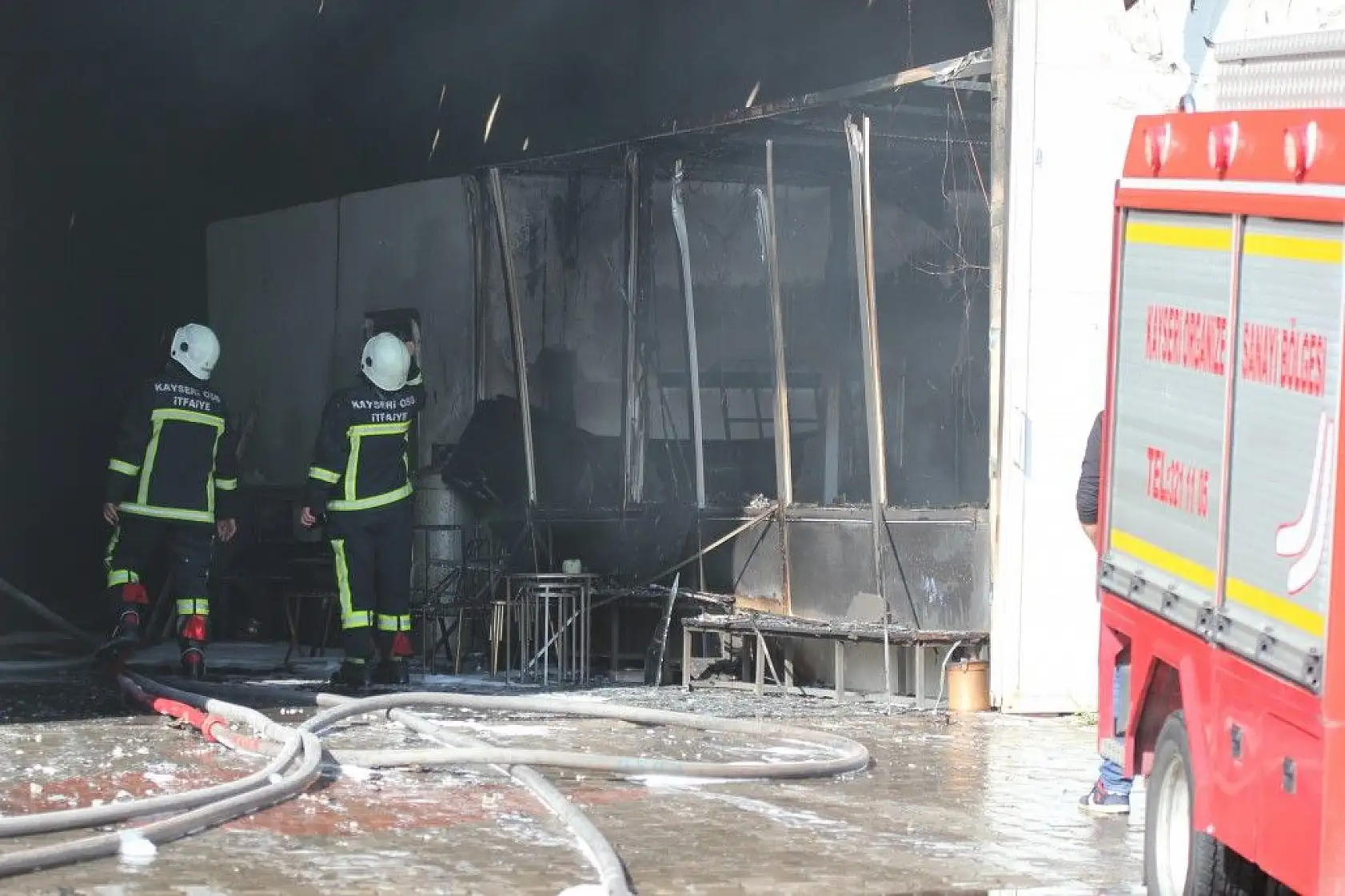Yanan fabrikasını gözyaşlarıyla izledi