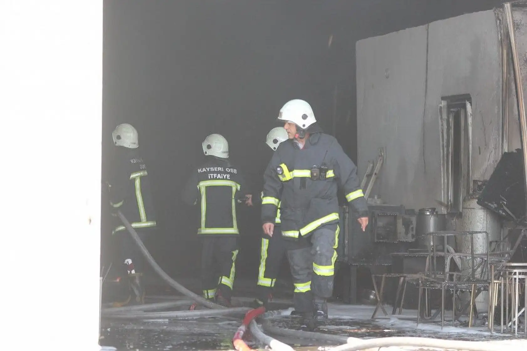 Yanan fabrikasını gözyaşlarıyla izledi