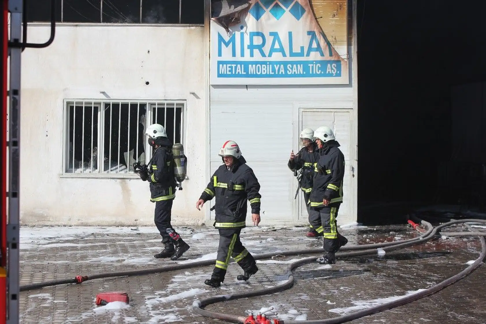 Yanan fabrikasını gözyaşlarıyla izledi