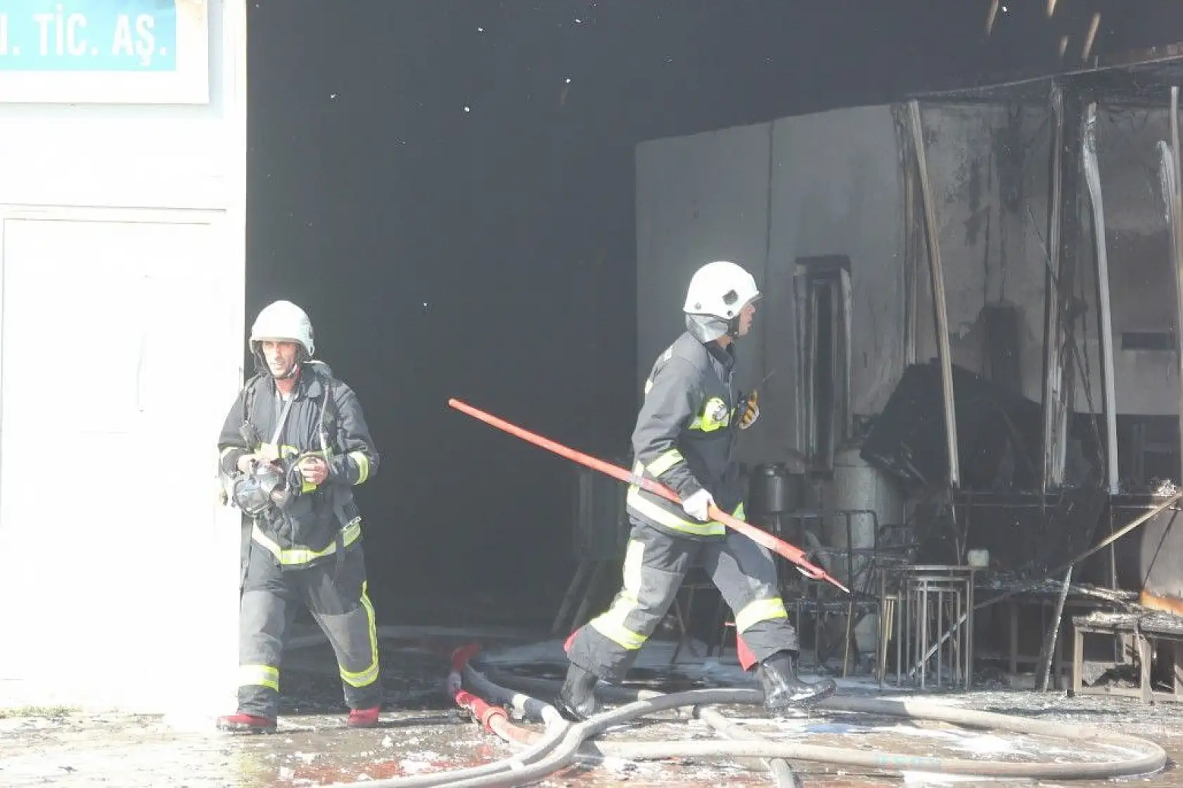 Yanan fabrikasını gözyaşlarıyla izledi