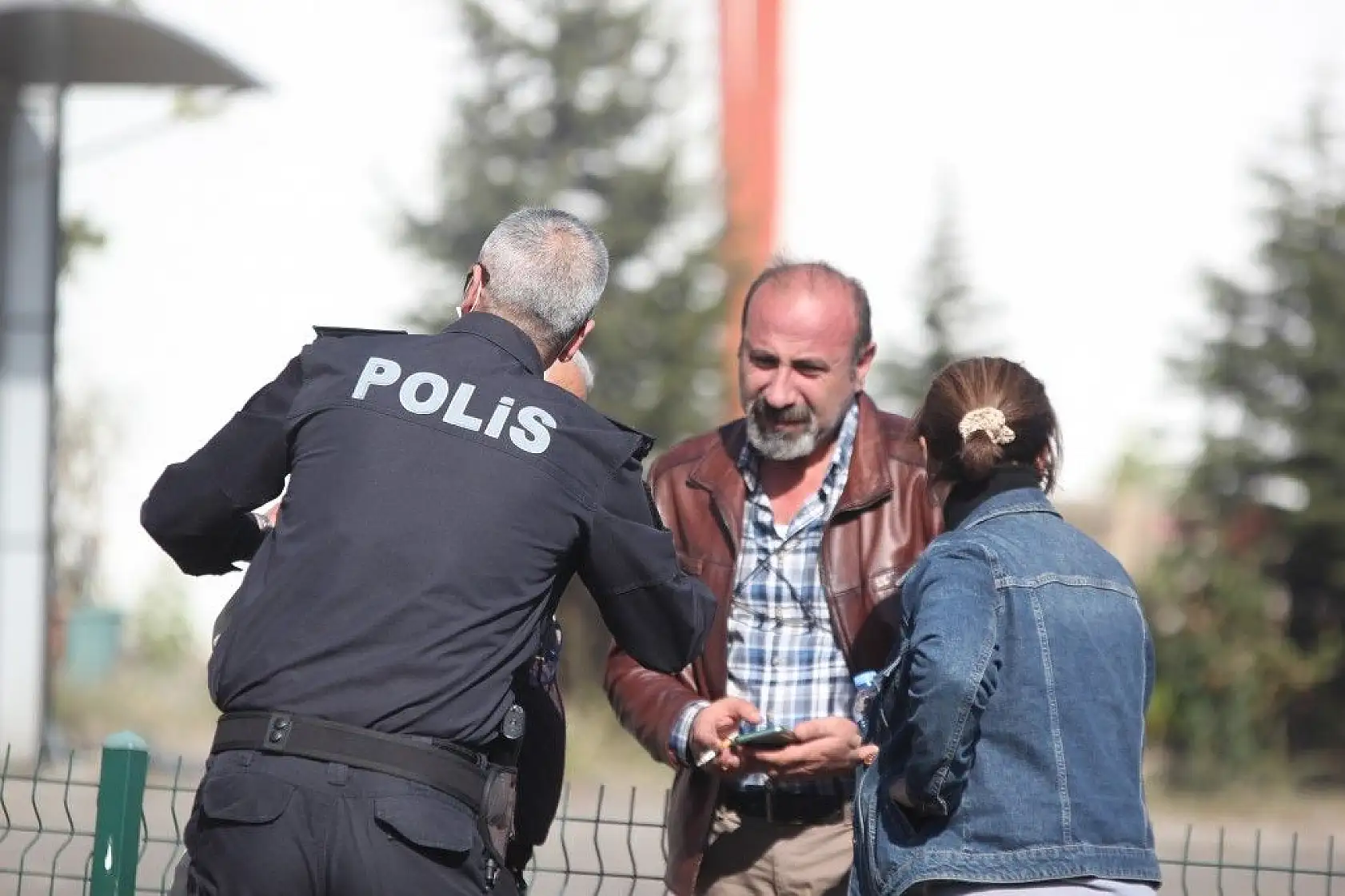 Yanan fabrikasını gözyaşlarıyla izledi