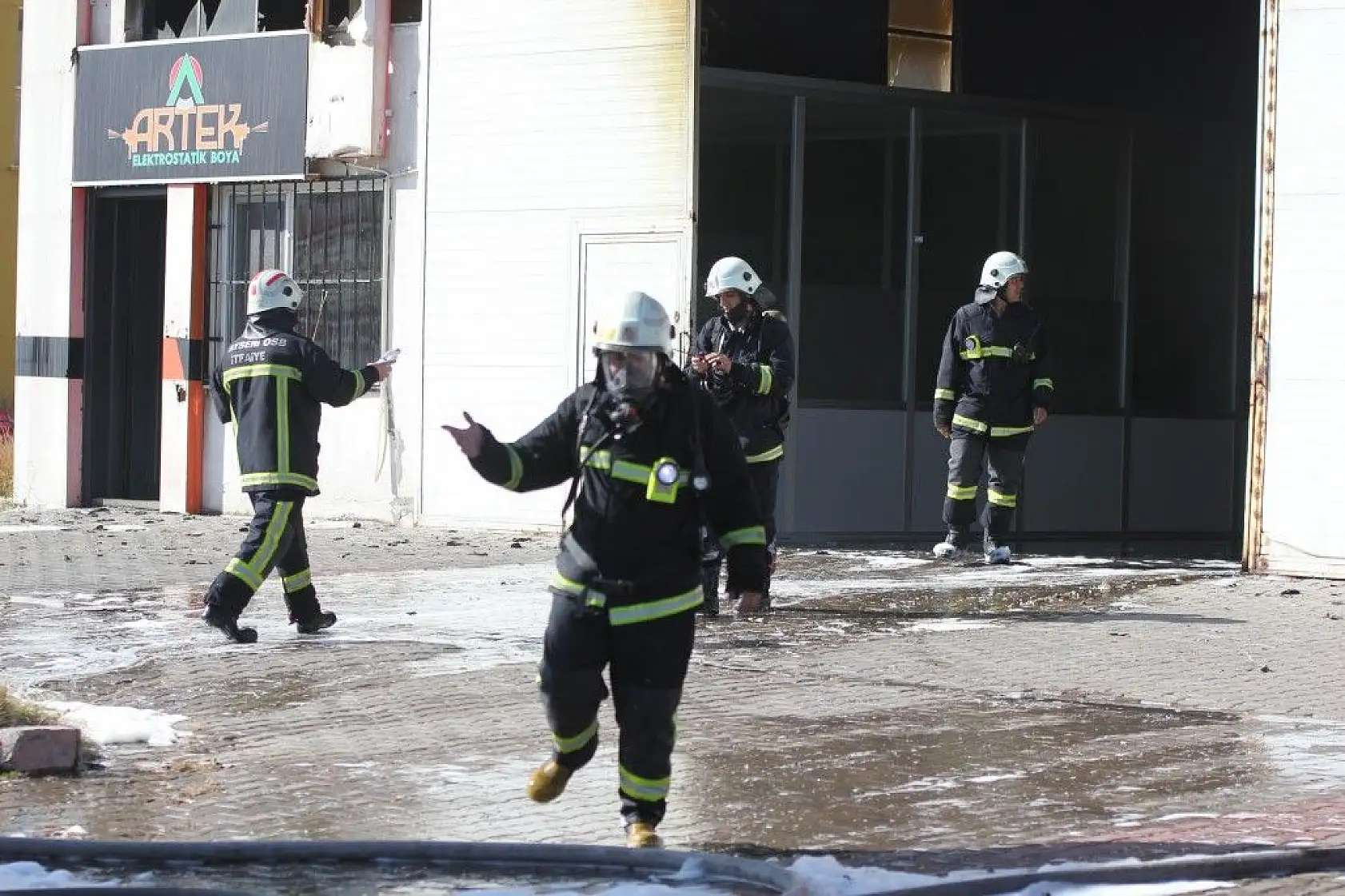 Yanan fabrikasını gözyaşlarıyla izledi