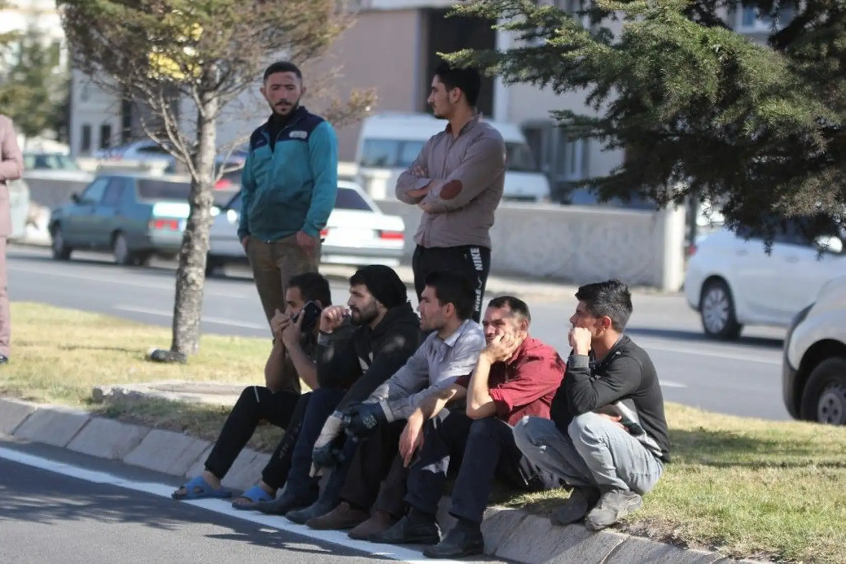 Yanan fabrikasını gözyaşlarıyla izledi