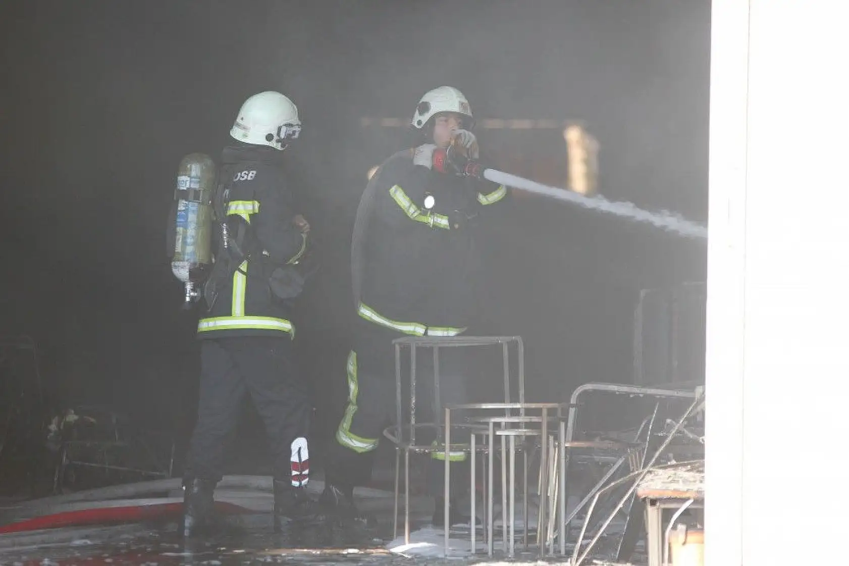 Yanan fabrikasını gözyaşlarıyla izledi