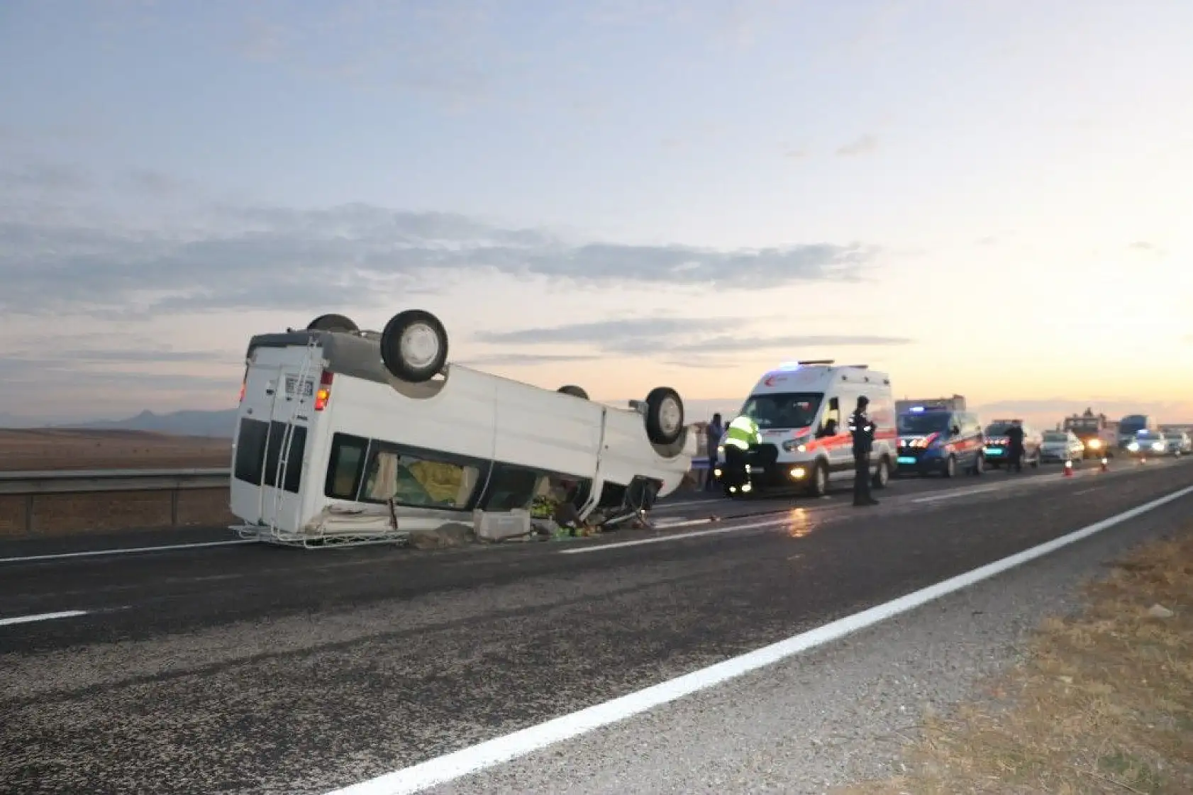 Minibüs devrildi: 1'i çocuk 11 yaralı