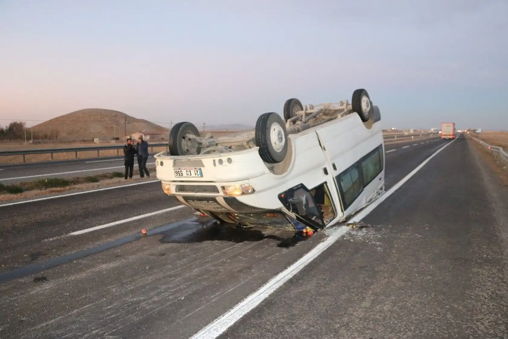 Minibüs devrildi: 1'i çocuk 11 yaralı