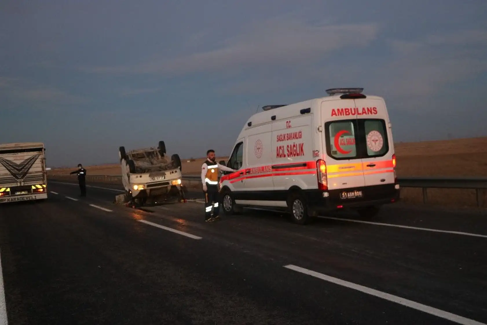 Minibüs devrildi: 1'i çocuk 11 yaralı