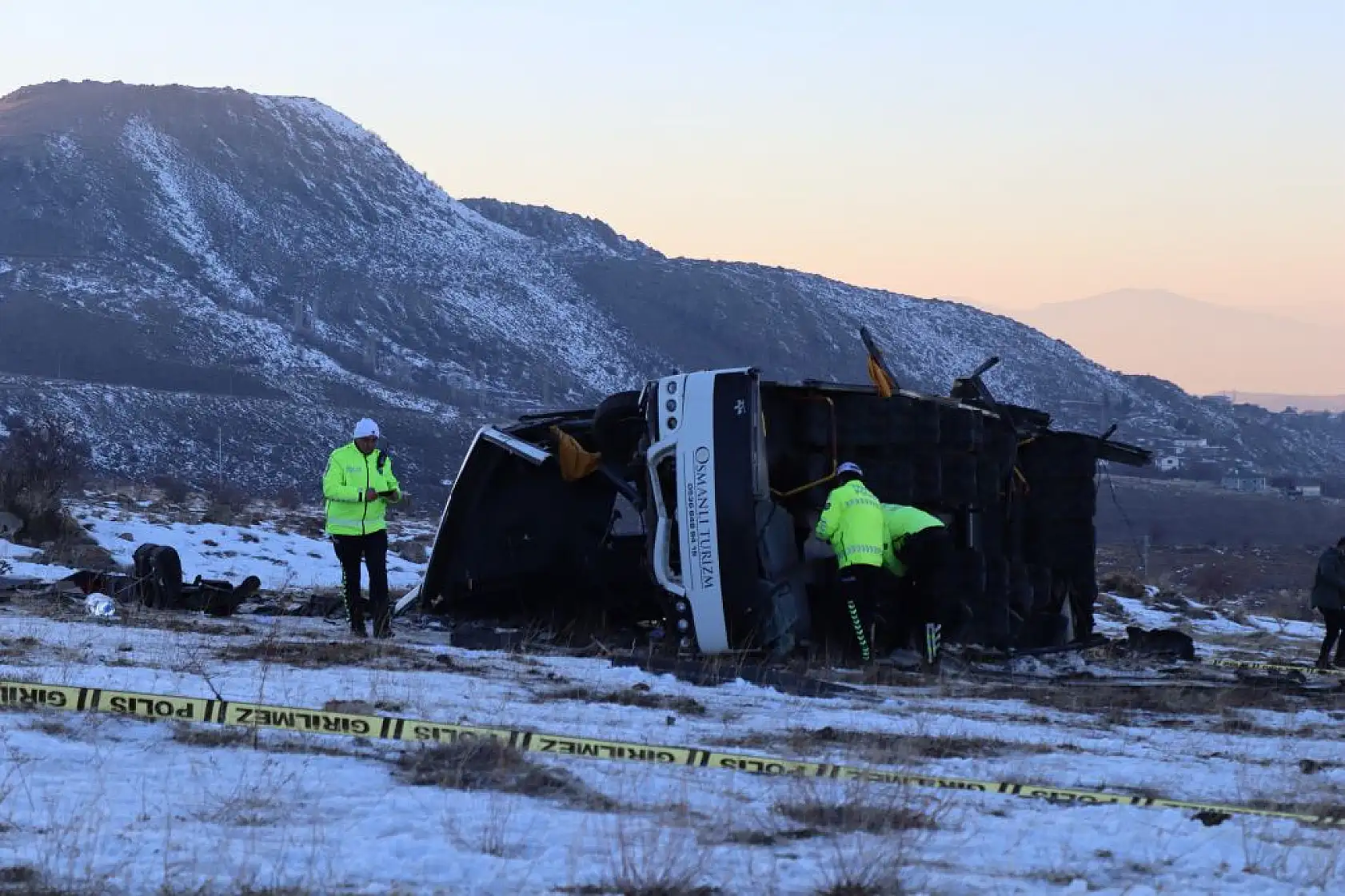 Otobüs devrildi ölü ve çok sayıda yaralı var