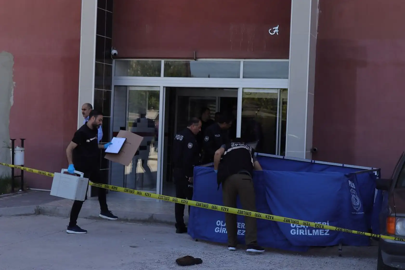 Uyuşturucu imal eden şahıs yakalanacağını anlayınca 10. kattan atladı