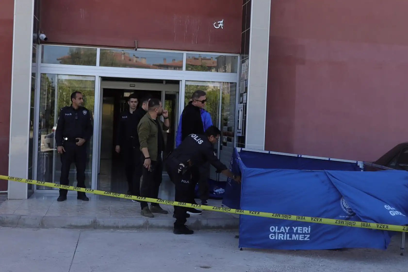 Uyuşturucu imal eden şahıs yakalanacağını anlayınca 10. kattan atladı