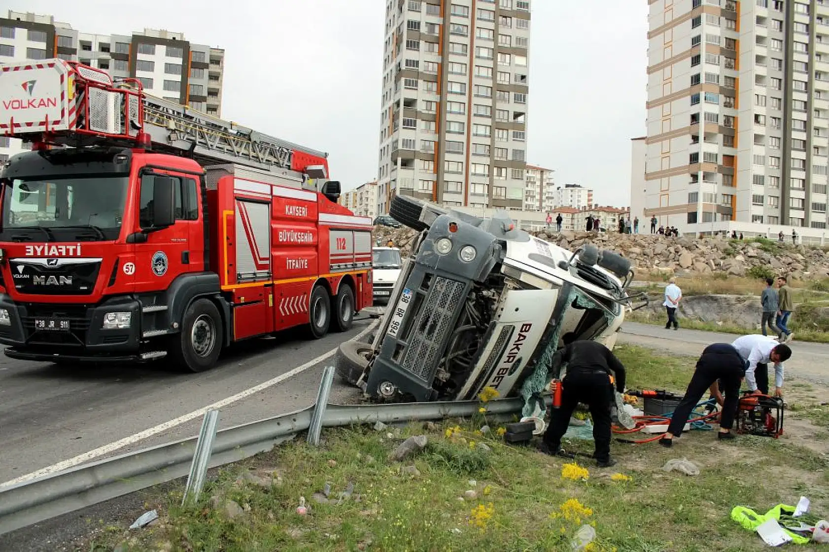 Mikserde sıkışan sürücü için seferber oldular
