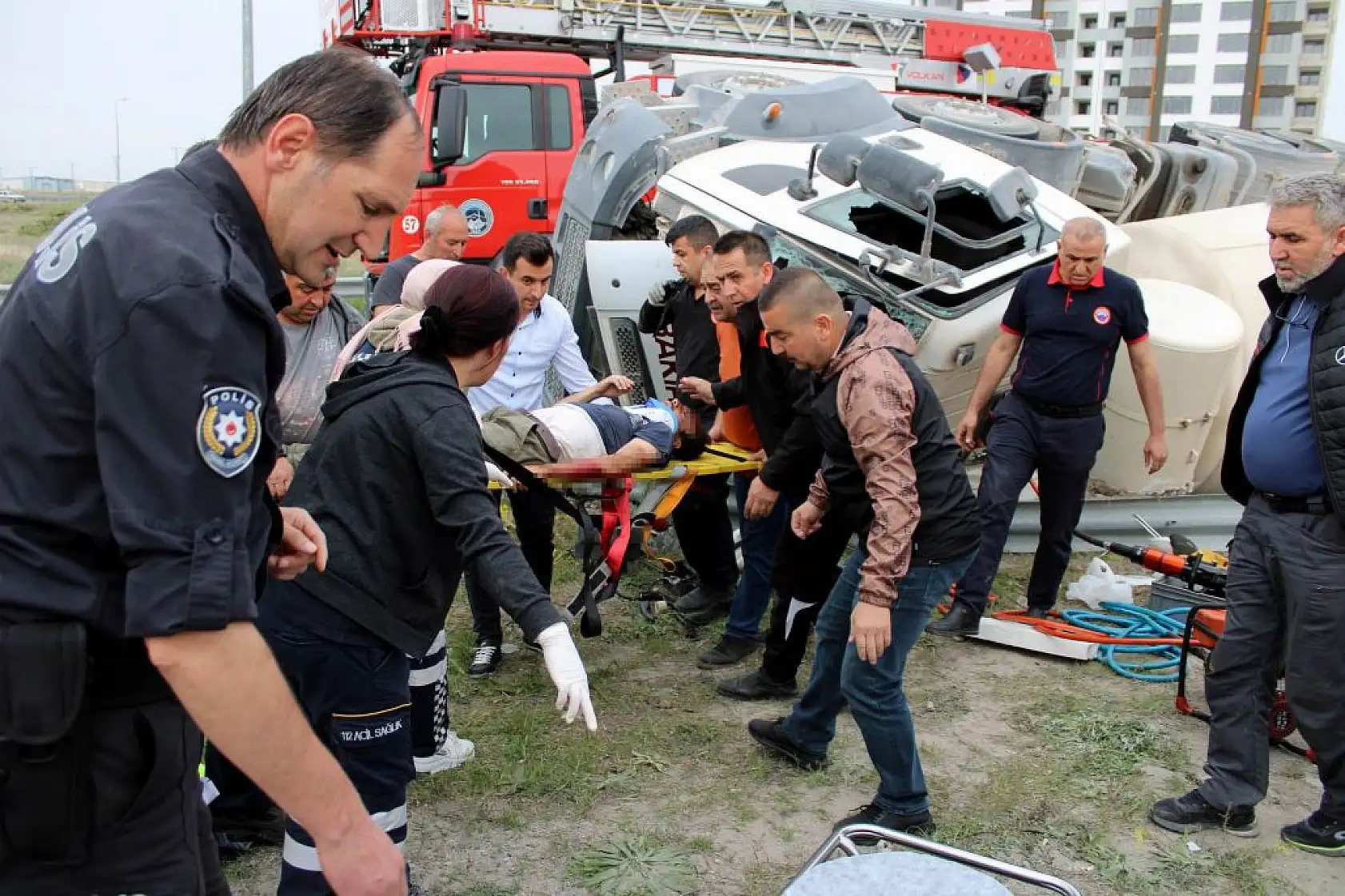 Mikserde sıkışan sürücü için seferber oldular