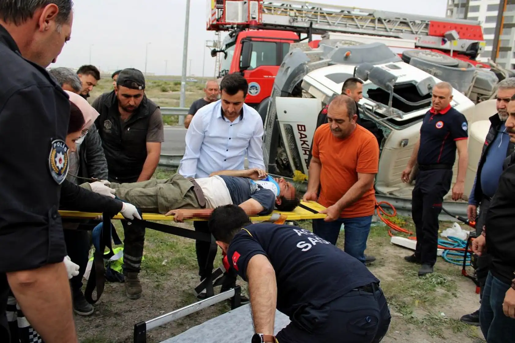 Mikserde sıkışan sürücü için seferber oldular