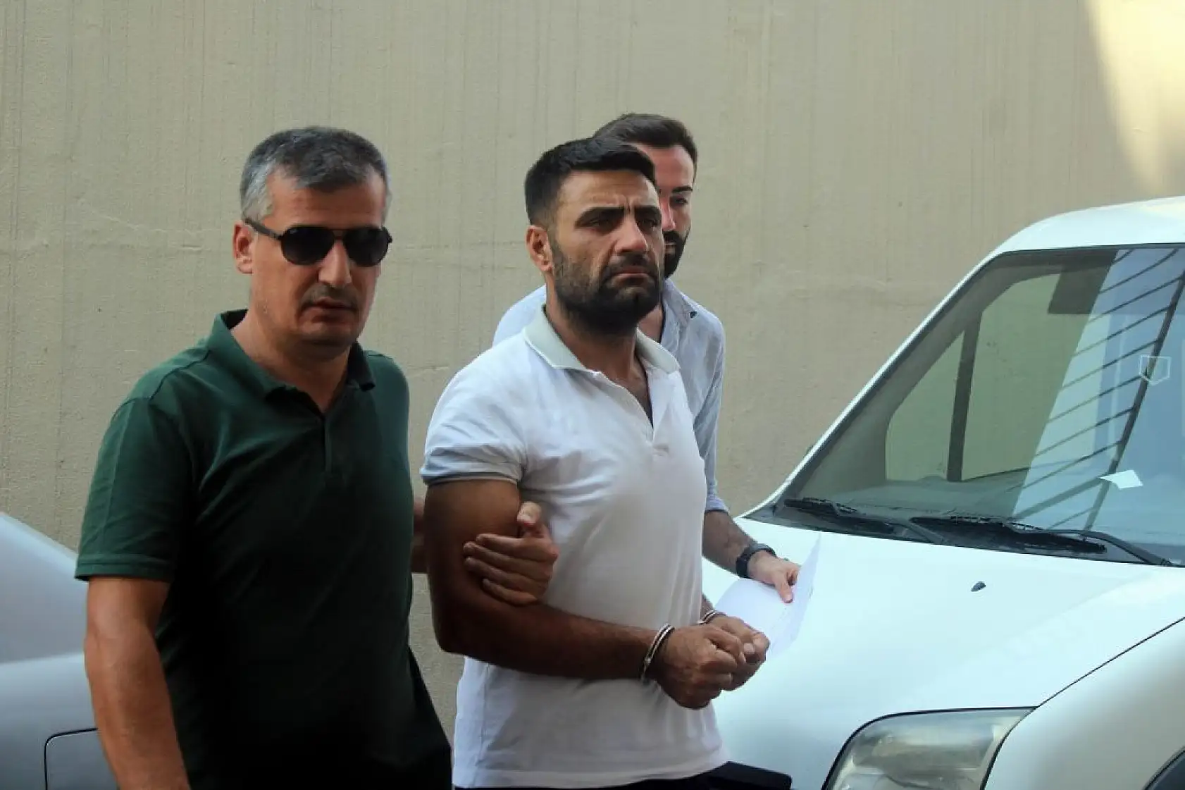 Ünlü sanatçı Metin Işık ve oğlu adliyede