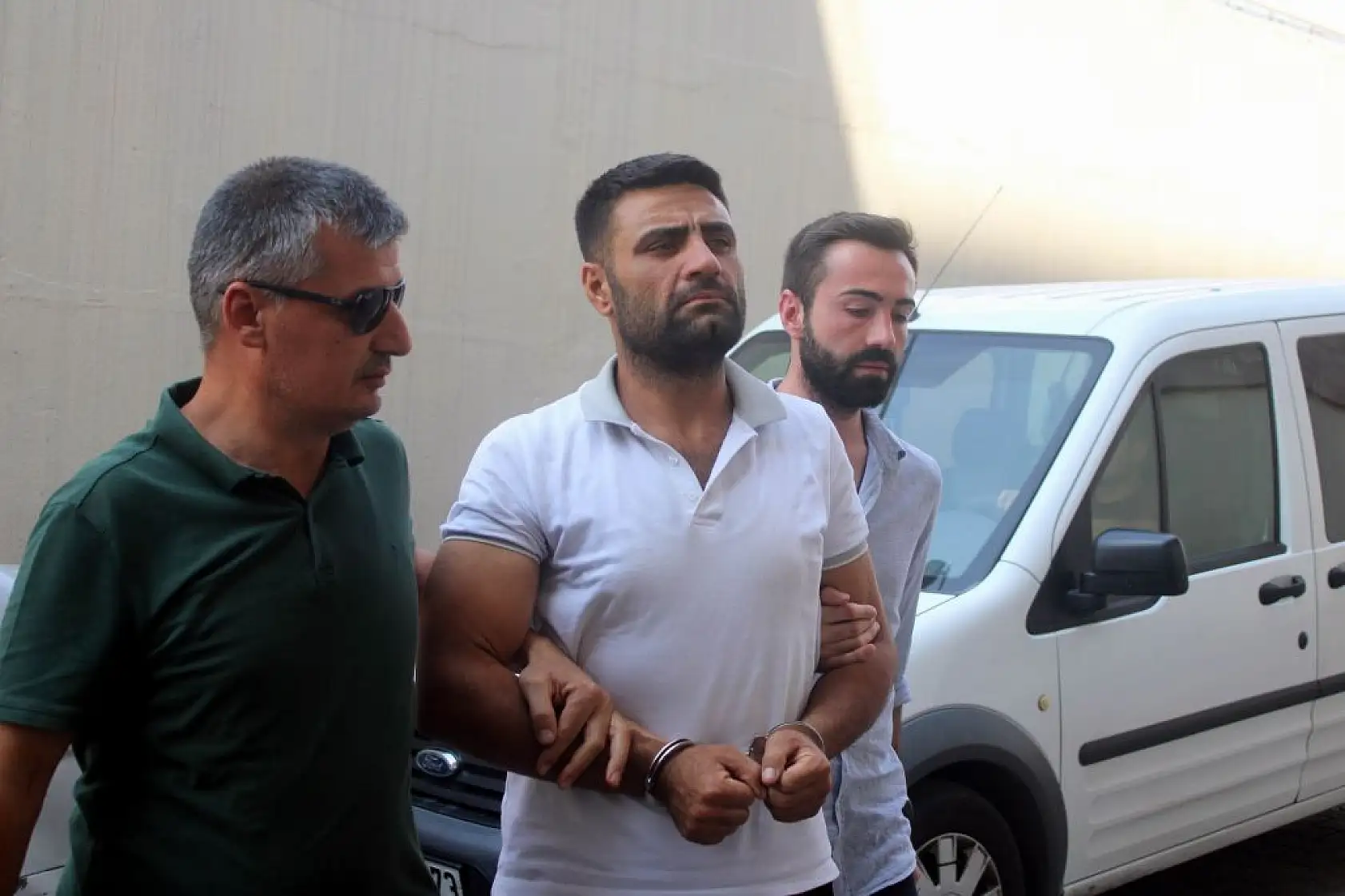 Ünlü sanatçı Metin Işık ve oğlu adliyede