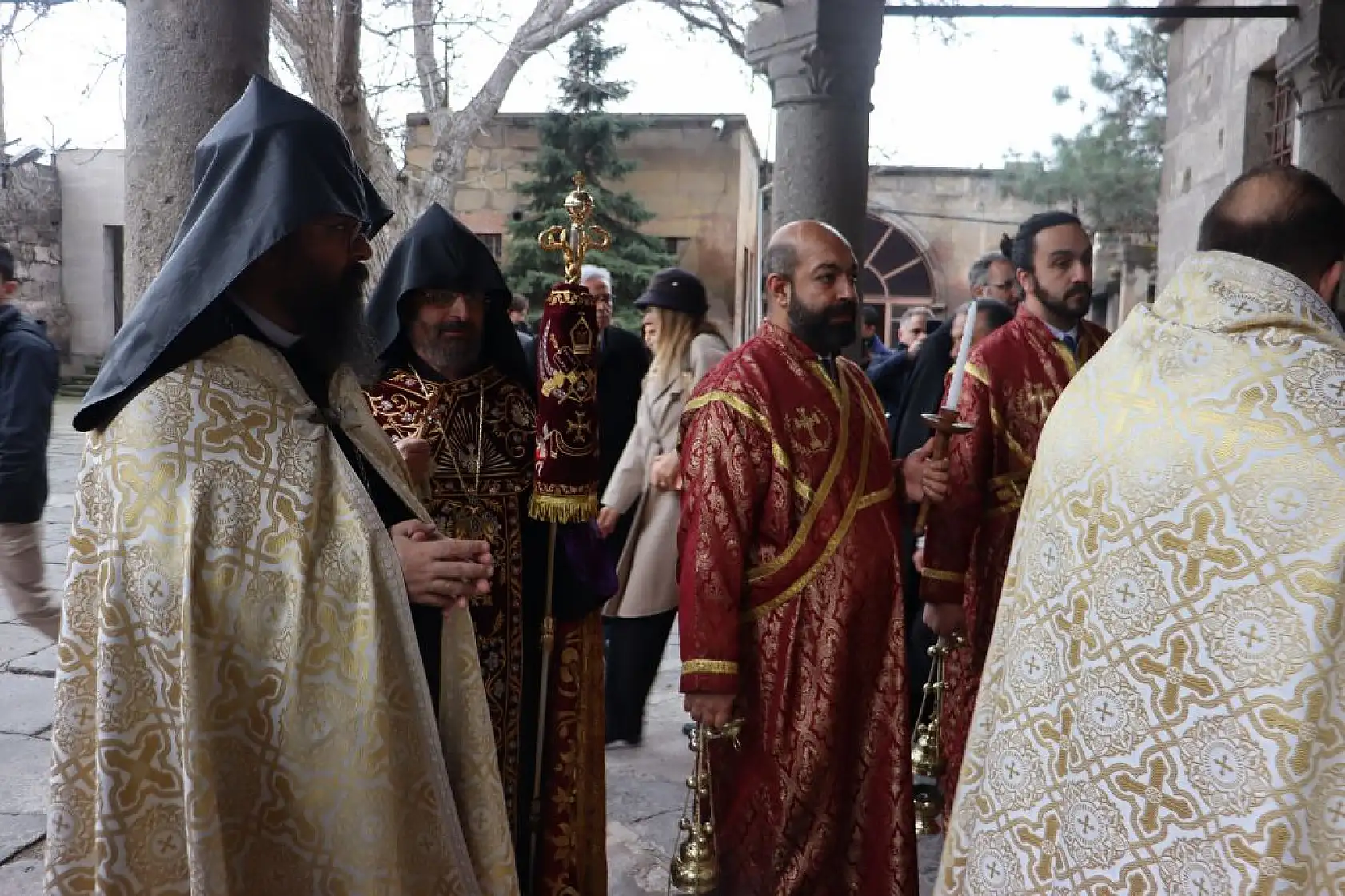 Miçing ayininde depremzedelere dua