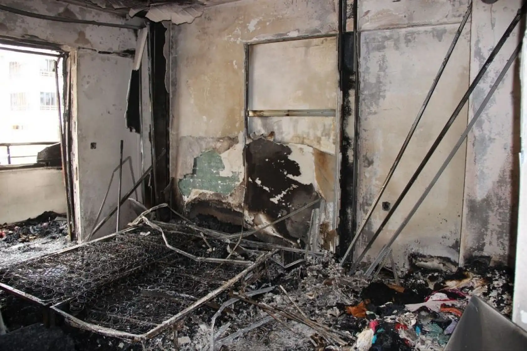 Yangında ağır yaralanan anne öldü