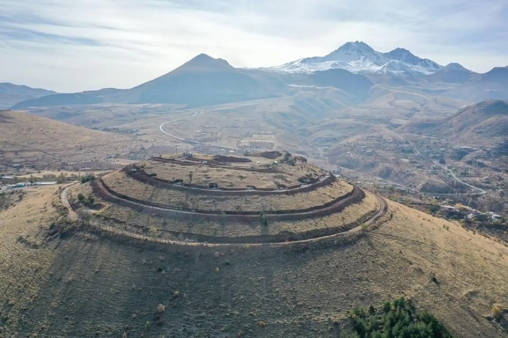 O tepede neler oluyor, ekskavatör orada ne arıyor?