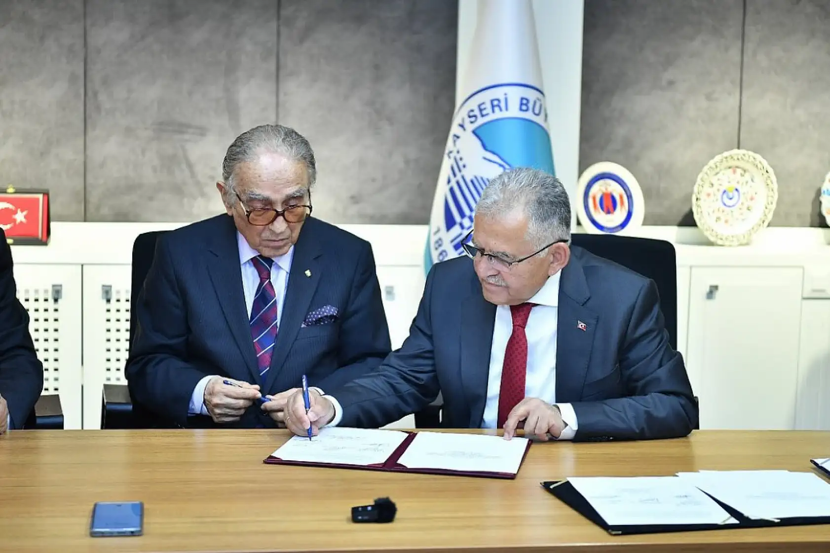 Kayseri'ye 700 milyonluk camii sözü vermişti! İstanbul'daki milyonluk arsası ile de konuşulan o iş adamı bakın nerede görüldü