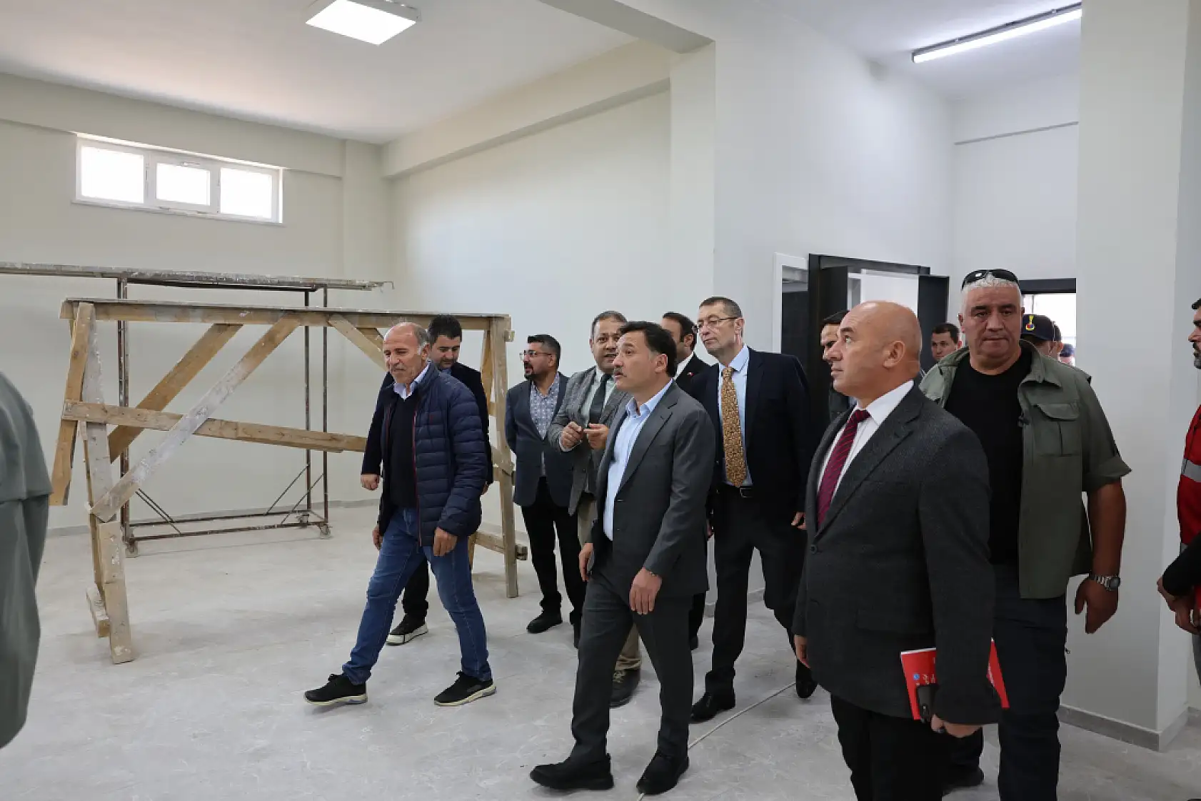 Kayserili esnaf Vali'yi görünce kolonya tuttu!