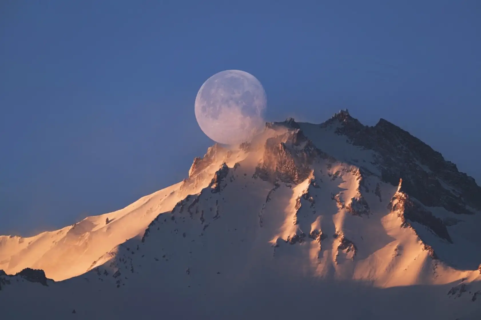 Kayseri'de bu manzarayı görenler telefona sarıldı! Ay ile birleşti
