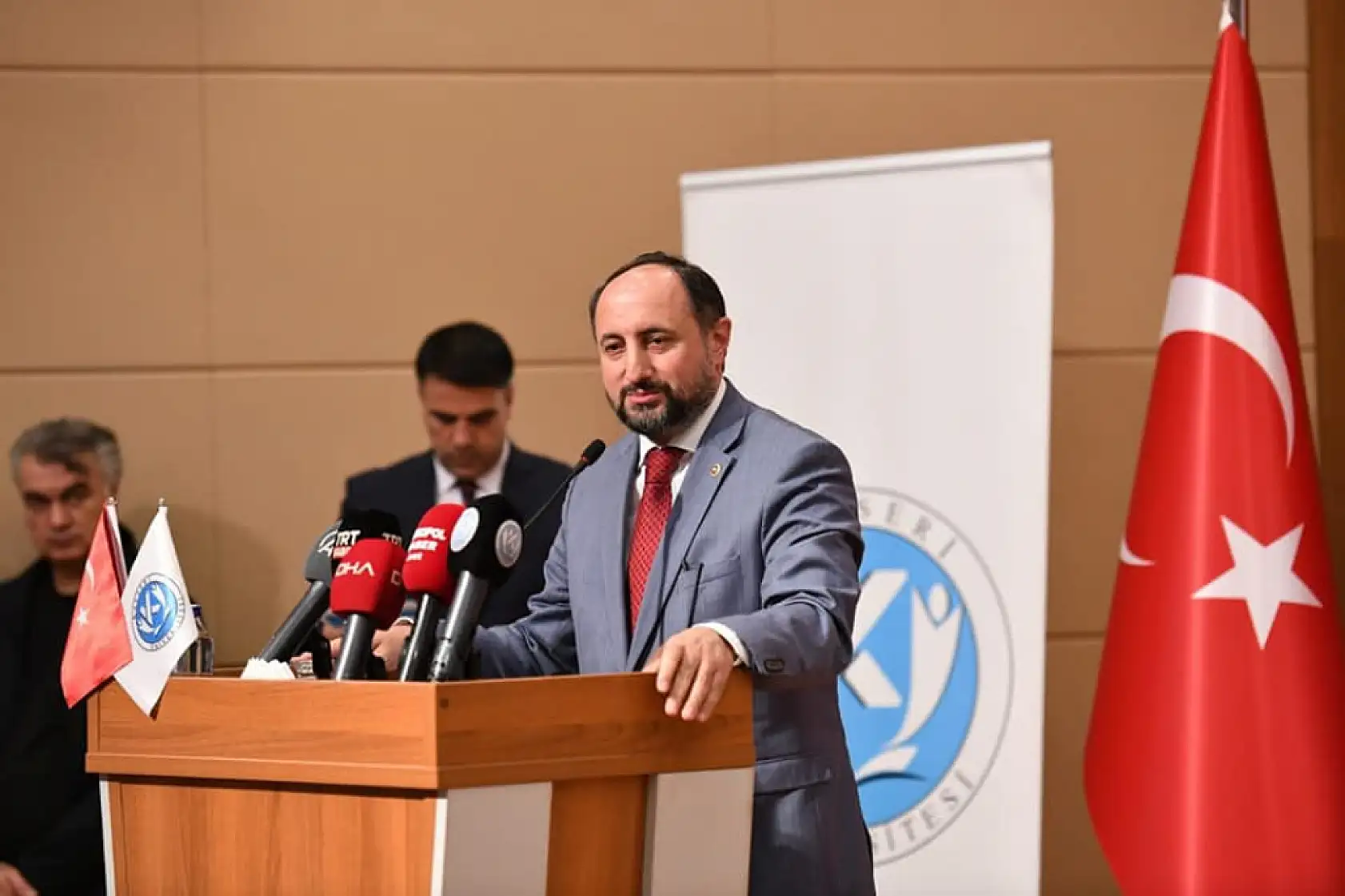 Kayseri'nin eski, İstanbul'un yeni vekili yeni imajıyla dikkat çekti! Önceki ve sonraki fotoğraflar arasındaki farkı bulun