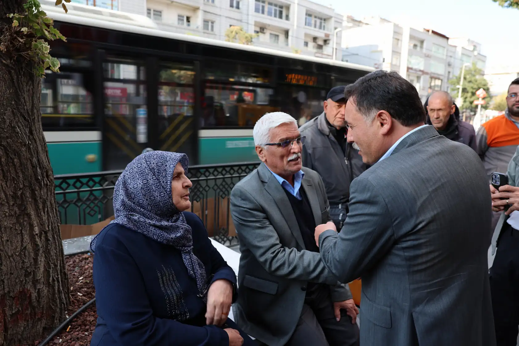 Kayserili esnaf Vali'yi görünce kolonya tuttu!
